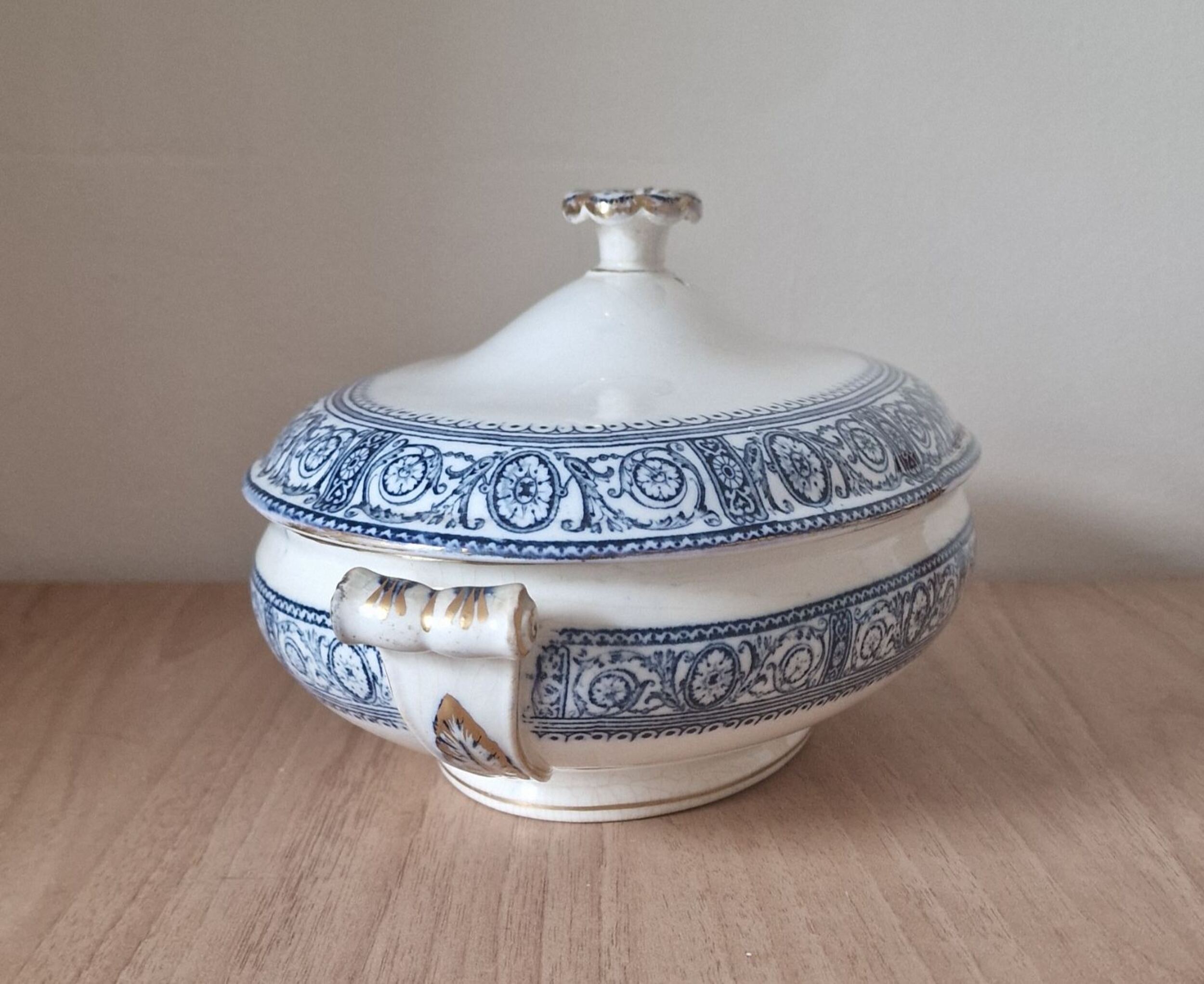 Wedgwood blue and white lidded tureen, c.1769-1780 - Image 4